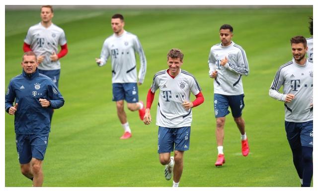 La maglia dell'FC Bayern München diventa il regalo più prezioso di Thomas Müller